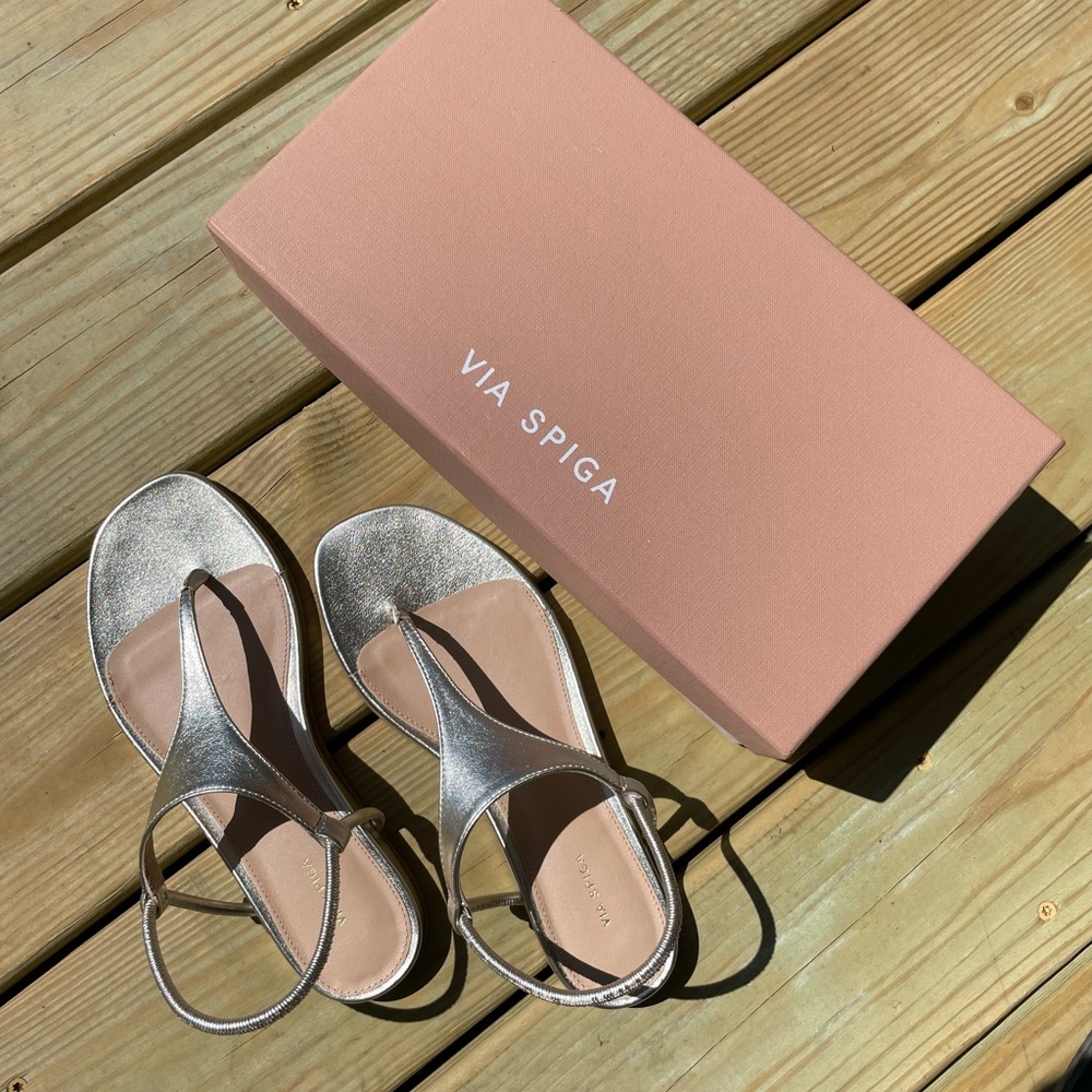 Via Spiga gold thong sandals NWOT Pixey Platino Le